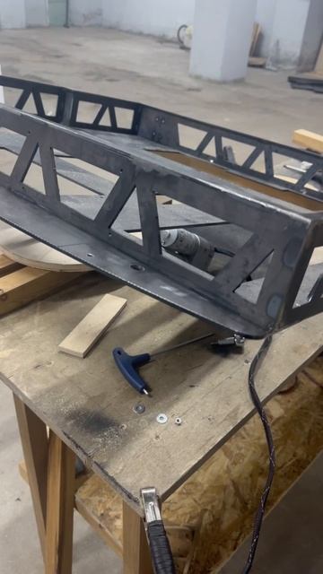 Механизм подъёма рамы с усилителями в багажнике