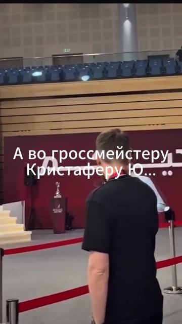 толкнул оператора.