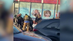 В США началась новая волна массовых протестов против миграционной полиции после ЧП в Миннеаполисе.