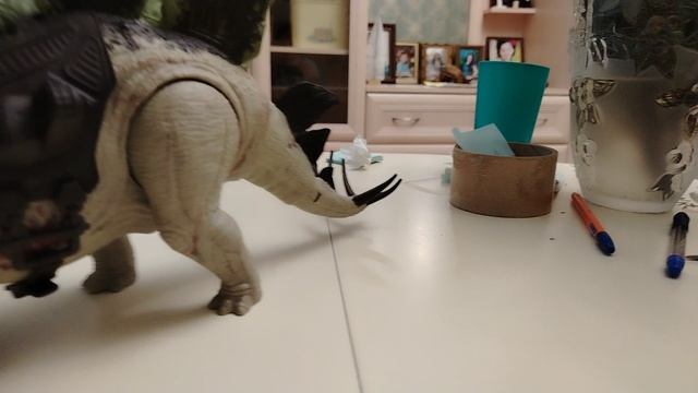 Стегозавр от фирмы Mattel.