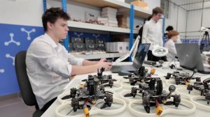 В российских школах детей начали обучать работе с беспилотниками.