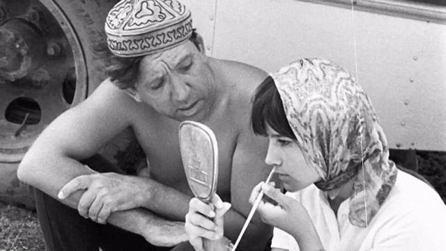 КАК ДРА... МОЛОДУЮ ВАРЛЕЙ смотреть онлайн