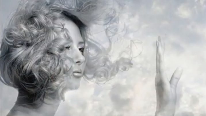 А моя любовь по городу от меня в другую сторону...