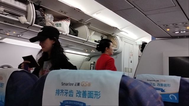 В самолёте Сычуань Эйрлайнс смотреть онлайн