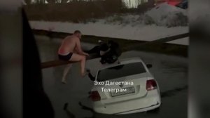В Дагестане представят к награде мужчин, которые спасли женщину с ребенком из тонущего такси.