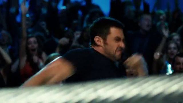 Живая сталь.Чарли с помощью функции тени управляет роботом.Атому удалось выстоять все 12 раундов. смотреть онлайн