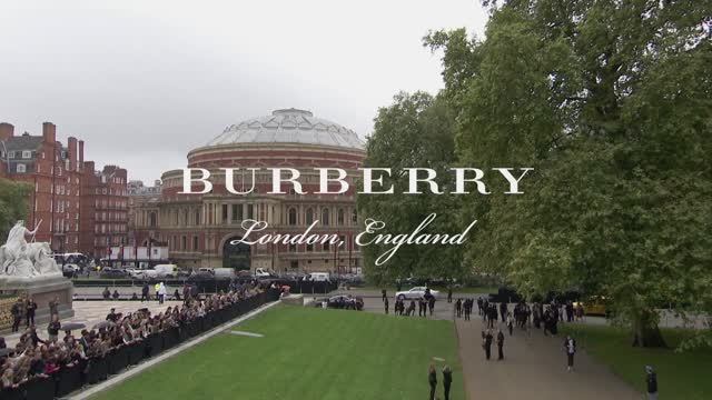 Показ женской коллекции Burberry весна-лето 2016