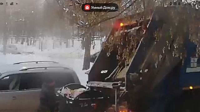 мусоровоз рарз забирает мусор.