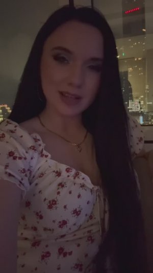 Инна Вальтер поёт песню.