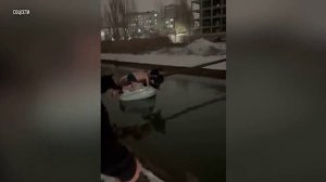 В Махачкале прохожие спасли женщину с ребенком из тонущей машины