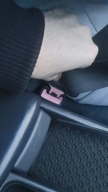 Плохо защёлкивается ремень безопасности.