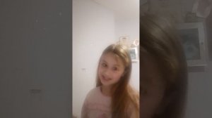 делаю уроки и конечно же упаковываю подарок для подруги на день рождения