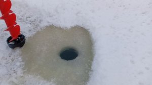 Пруд замёрз. Делаем лунки. Даём кислород карасикам.