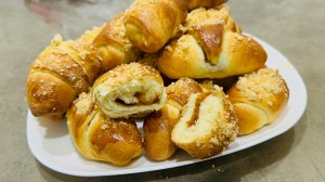 Рогалики в духовке из дрожжевого теста / Дрожжевые рогалики со сгущенкой - простой и вкусный рецепт