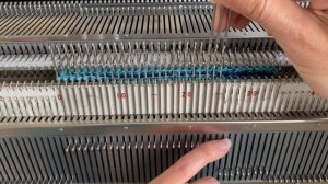 Мастер-класс по вязанию носков по кругу на двухфонтурной вязальной машине.