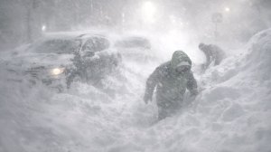 Снежная буря парализовала США: американцы в панике скупают продукты, целые штаты ушли под снег