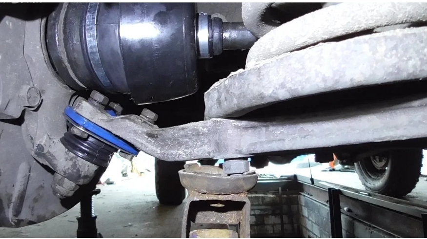 Замена нижней шаровой опоры ВАЗ 2121 Нива смотреть онлайн