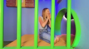 Настя и Эвелин играют в прятки в парке развлечений