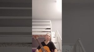 играю на гитаре (не хейт пожалуйста 🥺)