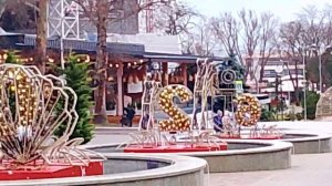 Театральная площадь в Анапе после сильного ураганного ветра 3 января 2026 года.