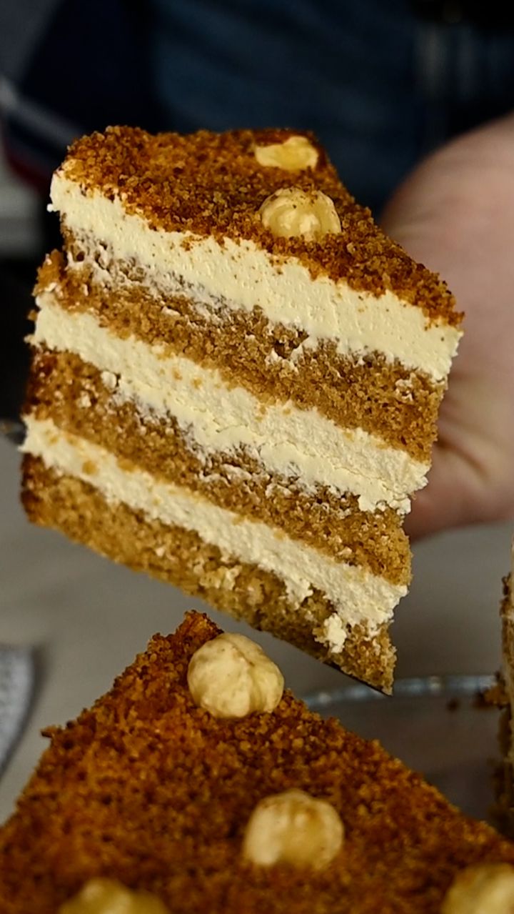 Бисквитный медовик с фундуком и сметанным кремом.