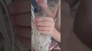 я отрезаю по одной ниточки