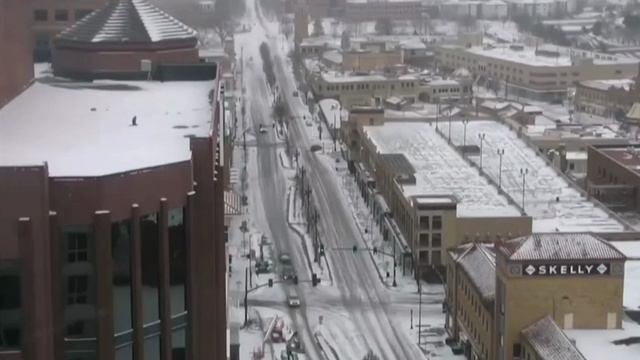 В США настоящая паника из-за морозов до −17°C и мощных снегопадов. Люди сметают продукты в магазинах смотреть онлайн