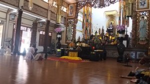 Внутри буддийского храма