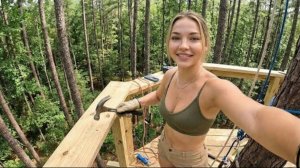 Девушка строит современный дом на дереве, одна в лесу. Кемпинг и приключения.