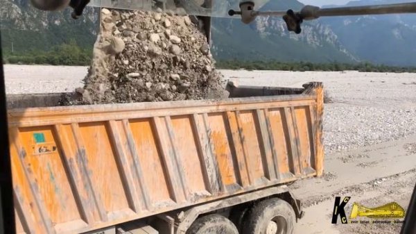 BIG EXCAVATOR LIEBHERR 974 Digging Grevel