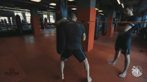 Нокаутирующий боковой удар (кочерга). Урок с Артемом Левиным и Андреем Басыниным