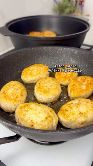 Рыбные котлеты в томатном соусе — нежные, сочные и по-домашнему любимые