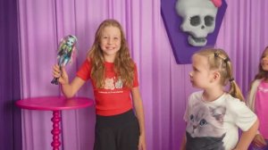 Настя  с друзьями играют в школу Монстр Хай