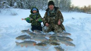 НА ВЕРЁВКУ ТОЖЕ КЛЮЁТ НО НЕ ВСЕГДА), МАКСИМ ПЕРВЫЙ РАЗ НА ЕТЫ-ПУРЕ, УЧИТЬСЯ ЛОВИТЬ РАЗНУЮ РЫБКУ)!