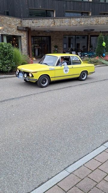 Yellow BMW смотреть онлайн