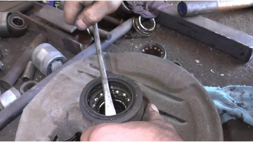Замена подшипника передней ступицы ЗАЗ Таврия смотреть онлайн