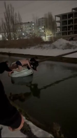 В Махачкале мужчины вырвали ребенка и мать из тонущего авто

Легковушка сорвалась в канал и начала у