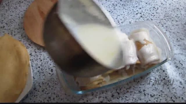 Блинчики с творогом, манго и бананом под соусом