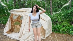 Кемпинг девушки в люксовой надувной палатке в грозу.