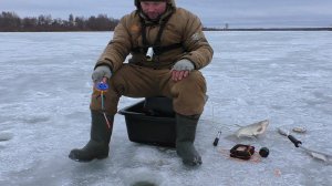 Ловля леща за корягой! Зимняя рыбалка на мормышку! Рыбалка на ОКЕ!