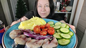 Мукбанг Селёдочка с пюрешкой, огурчики, помидорчики, лучок.