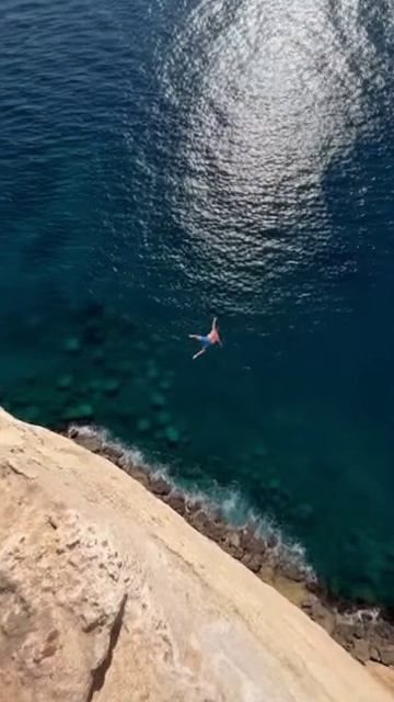 Немец прыгнул со скалы смотреть онлайн