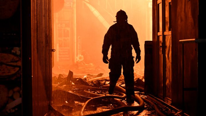 В Находке сгорел овощной склад на площади 350 кв. м смотреть онлайн