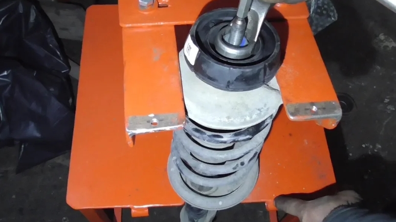 Замена верхней опоры передней стойки Renault Sandero