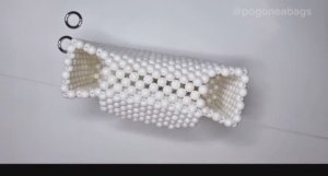 Утяжка боковой стороны "цветочком". Сумка из бусин POGONEABAGS