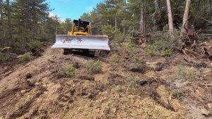 Как бульдозер Caterpillar D7G день за днем работает в горах.