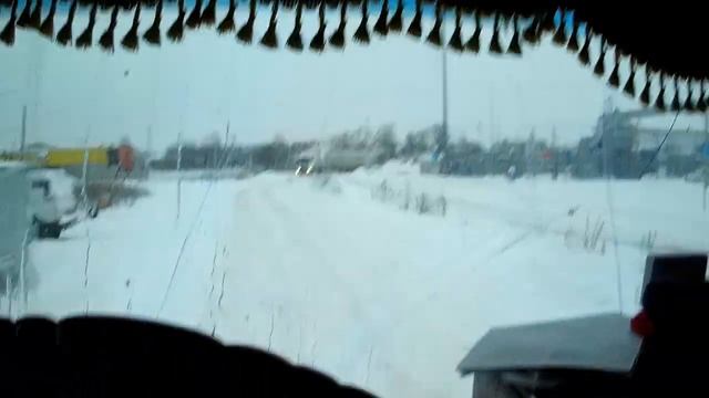 Снег. Гололед. Поехал на мойку. Не могу выехать со стоянки. Машина застряла в снегу. смотреть онлайн