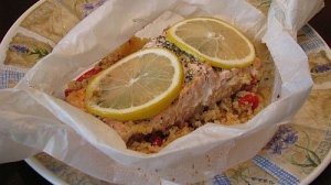 Лосось в пергаменте с кускусом и сладким перцем