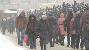 В Москве из-за снегопада уровень погодной опасности повышен до оранжевого.