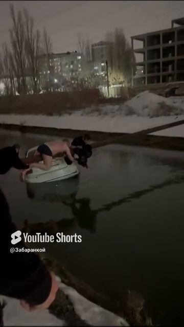 В Махачкале мужчины вытащили ребёнка с матерью из уходящей под воду машины.